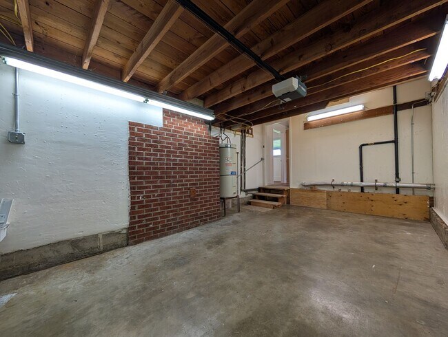 Building Photo - Charming 3 Bedroom, 1 Bath With Large Yard & Great Patio Space!