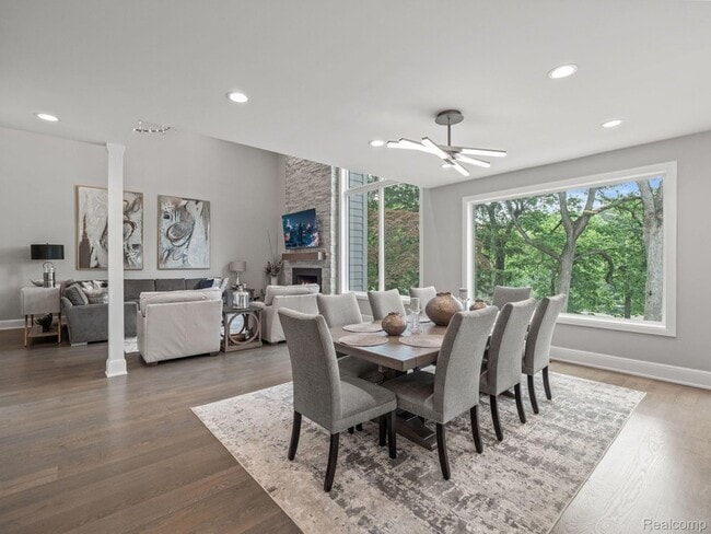 Building Photo - 3511 Lakecrest Dr