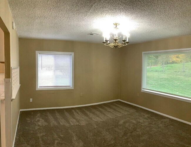 Building Photo - Beautifully Renovated 3-Bedroom Rambler with Bonus Room – East Bremerton