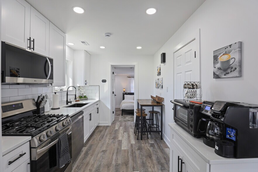 Full modern kitchen - 1900 Pratt Ave