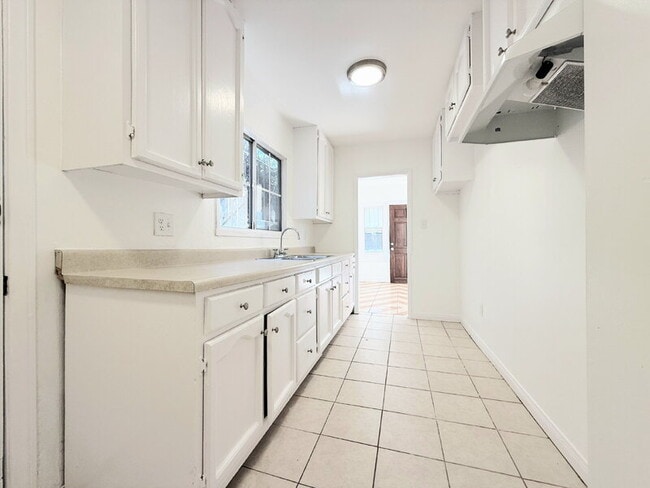 Building Photo - 727 E 81st St