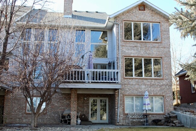 Building Photo - 2 bedroom Golf course Condo