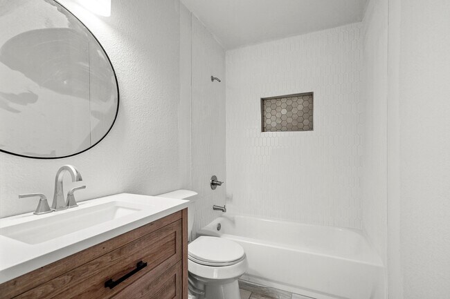 Building Photo - 412 W Austin St