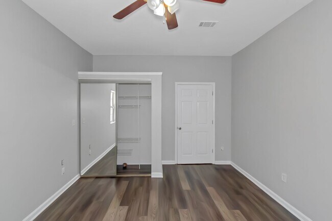 Building Photo - Spacious and inviting