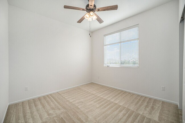 Building Photo - Spacious 3 bedroom home in the heart of Ly...