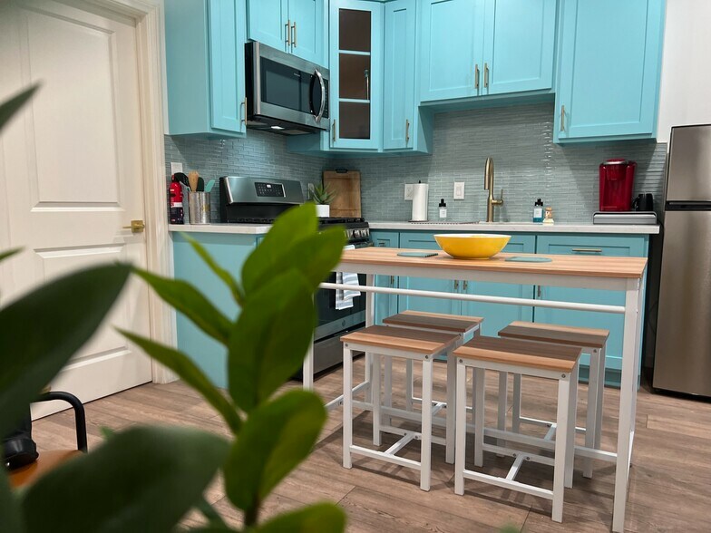 Primary Photo - 1990 Lemon Ave