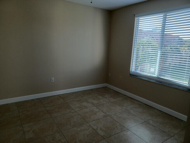 Building Photo - 818 Villa Cir