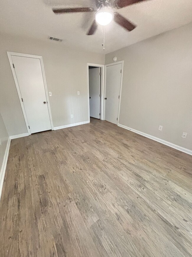 Building Photo - Townhouse off Park Avenue