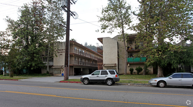 Building Photo - Yosemite Manor