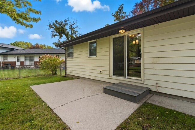 Building Photo - 2124 Burr Oak Ln