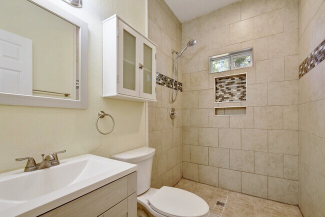 Building Photo - 417 Odell St