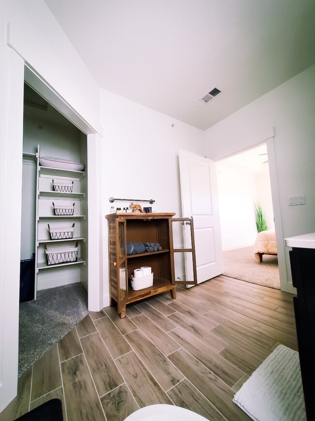 Master bathroom - 4672 Hahns Peak Dr