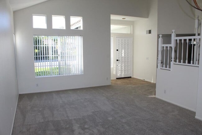 Building Photo - 4Bed/3Bath with 1 bed and bath downstairs & bonus room~ Avenida Andante