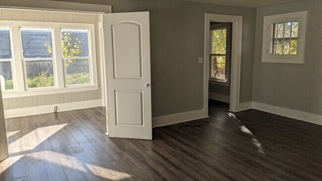 Building Photo - Two Bedroom + Bonus Room Home in Kalamazoo