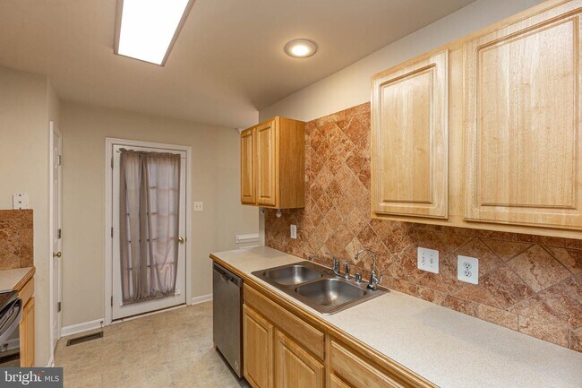Building Photo - 34 Hidden Lake Dr
