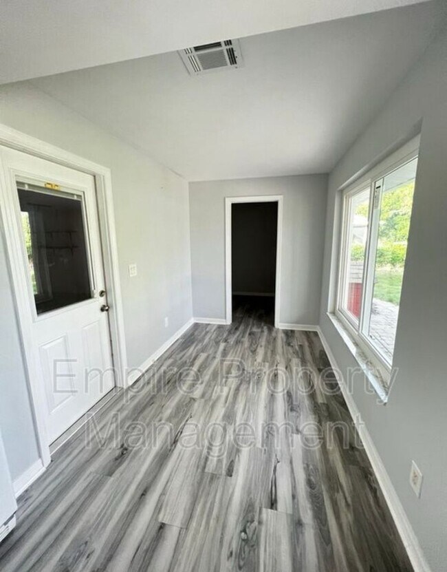 Building Photo - 2 Bedroom 1 Bathroom with fenced yard