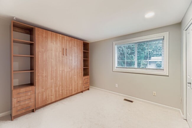 Building Photo - Amazing 4bed/2bath Home with Attached Garage in Kirkland!