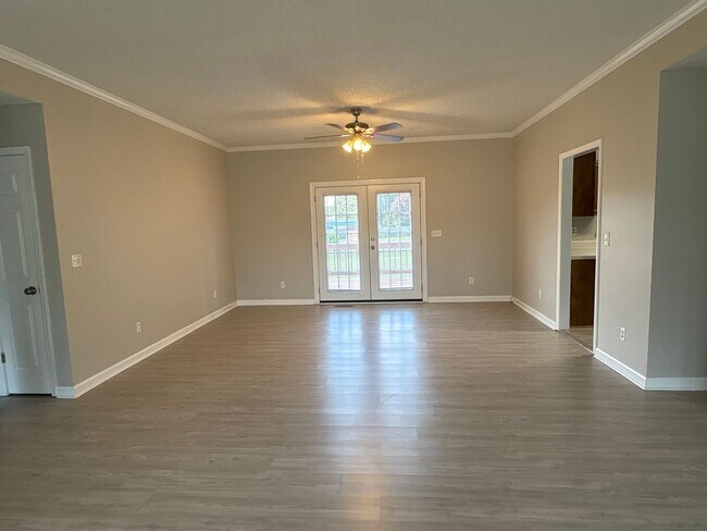 Building Photo - Spacious Brick Home with Fenced-In Back Yard!