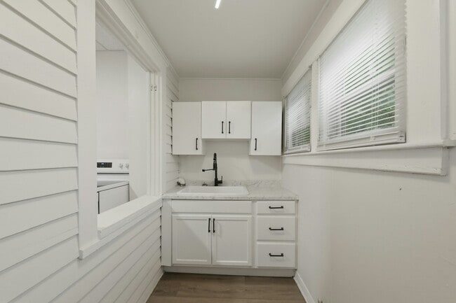 Building Photo - 1400 Woodlawn Ave
