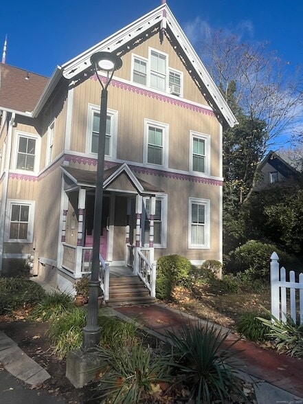 Building Photo - 896 Quinnipiac Ave