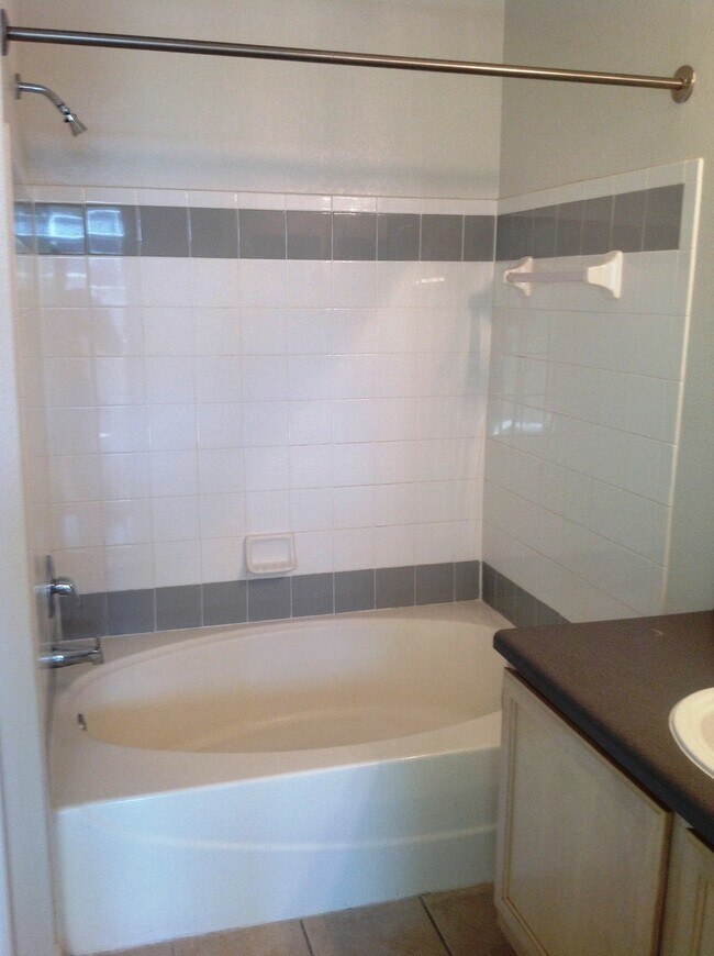 Building Photo - Hamptons At Metrowest - 2/2 Condo with balcony!!