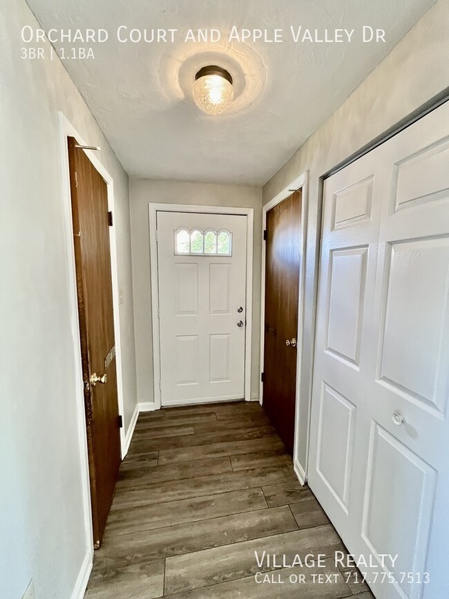 Building Photo - 2-car garage! Roomy 3-bed townhome in Dall...