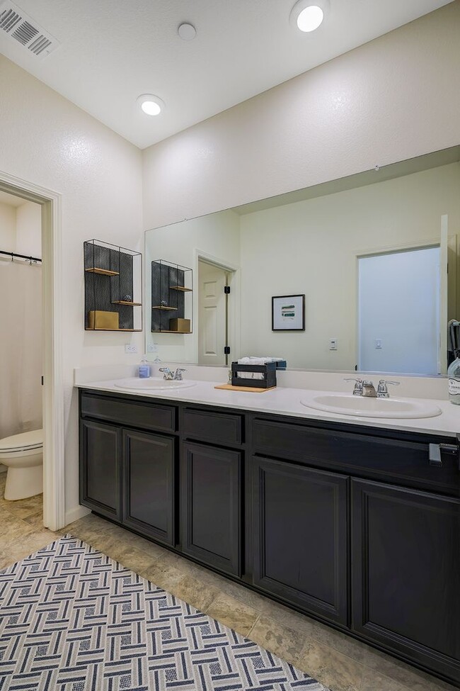 Building Photo - Beautiful 2 story Home for rent in Visalia...