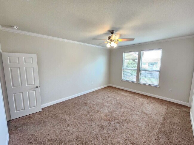 Building Photo - "Charming 4-Bed, 2-Bath Oasis in Austin!!