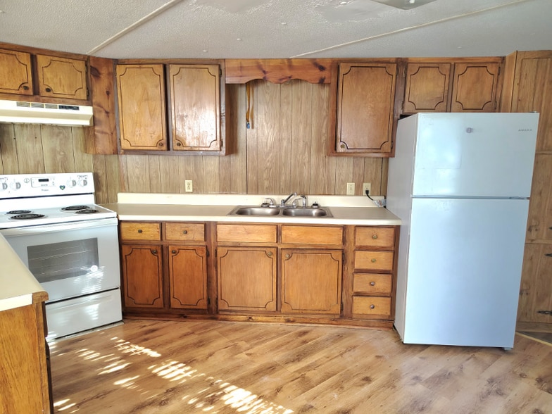 Building Photo - 1033 MS-182