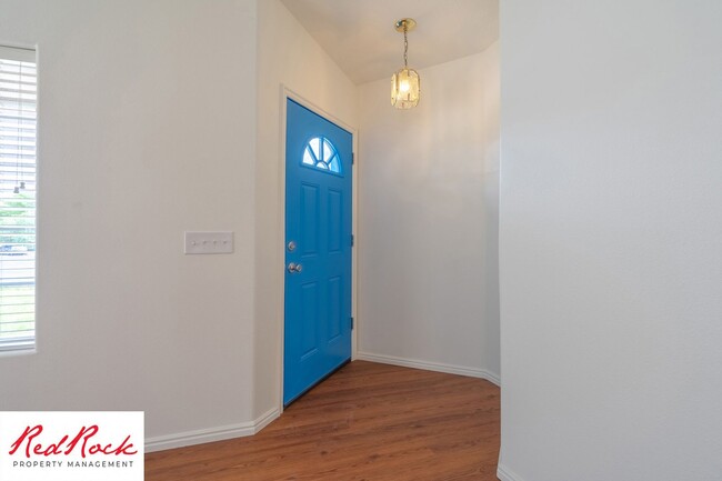 Building Photo - Remodeled 3 Bedroom Townhome with Great Vi...