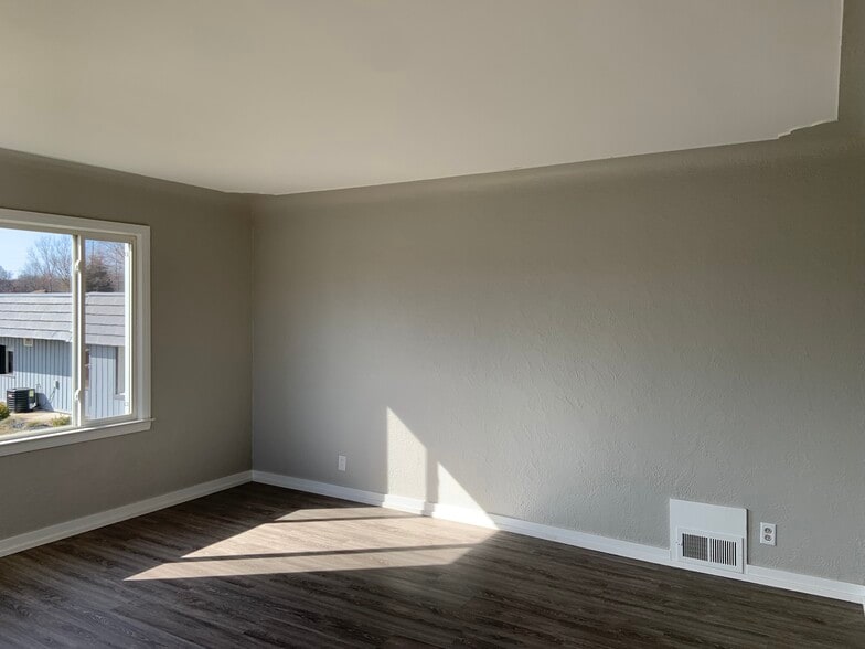 Building Photo - 343 E Lakewood Blvd