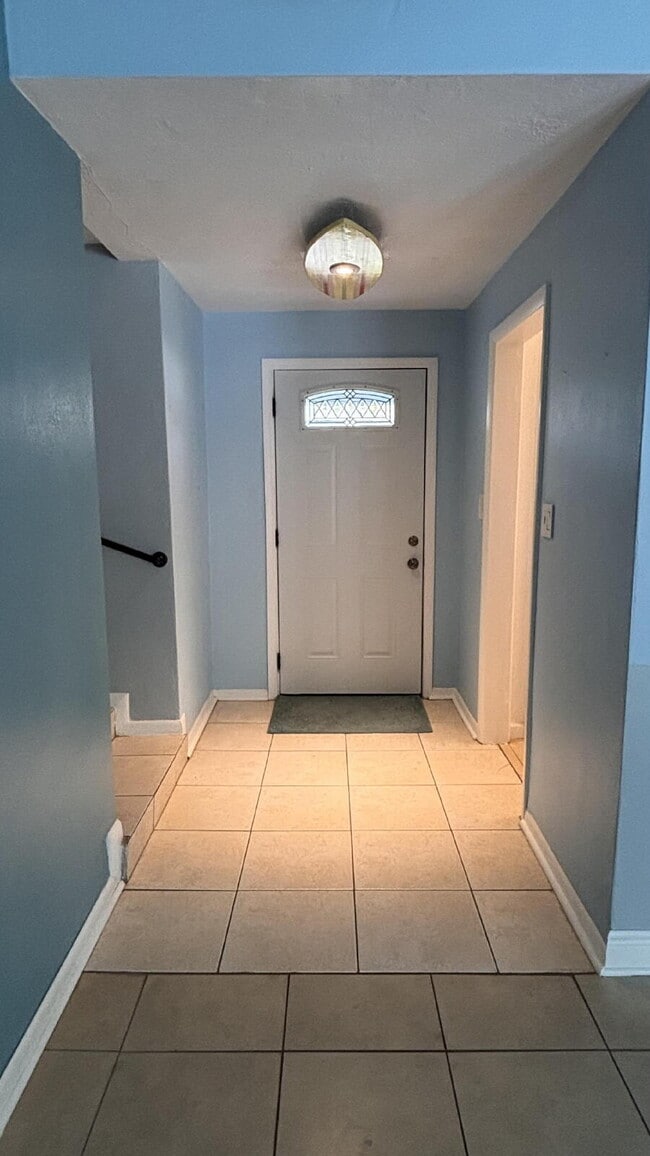 Building Photo - Charming Old Florida-Style Pool Home for Rent!