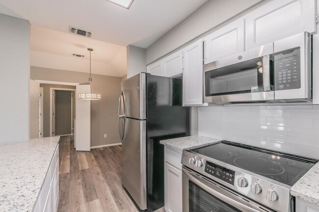 Building Photo - COMING SOON! FULLY REMODELED 2 bedroom, 2 ...
