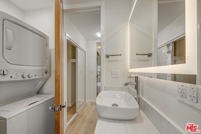 Building Photo - 853 S Bedford St