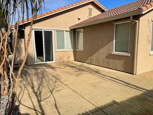 Building Photo - Large, Clean, Neat 3 Bedroom, 2 Bathroom 1900 sqft. Anatolia Home for Lease.