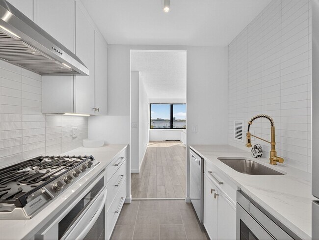 Building Photo - 65 E India Row