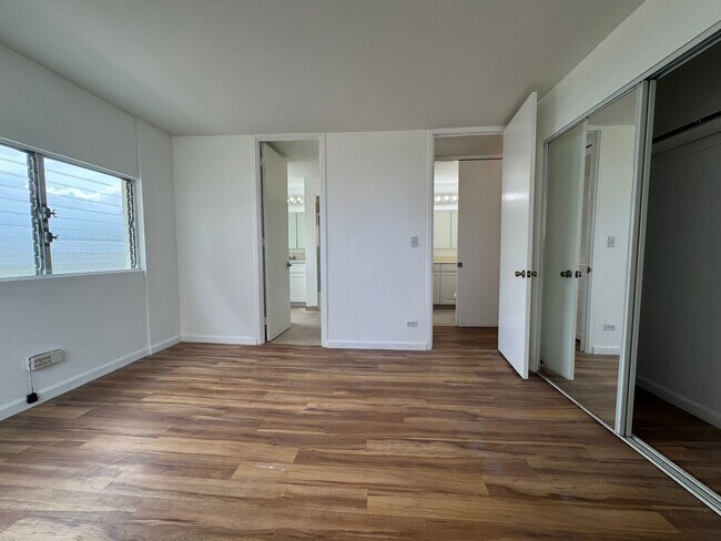 Building Photo - 2 Bed/1.5 Bath/1 Parking at Twin Towers in...
