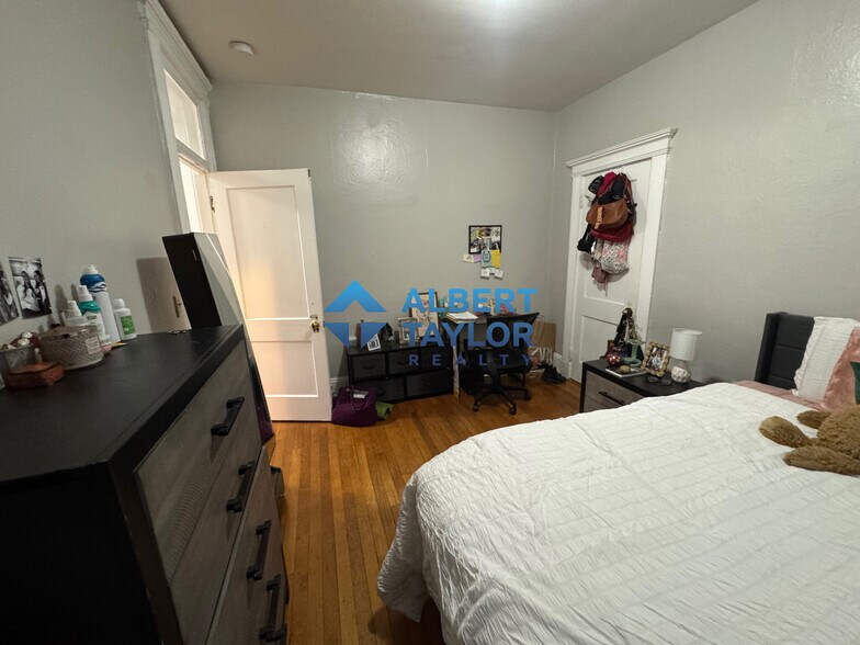 Building Photo - 466 Park Dr