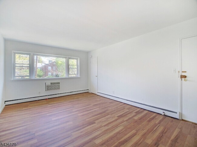 Building Photo - 365 Bloomfield Ave