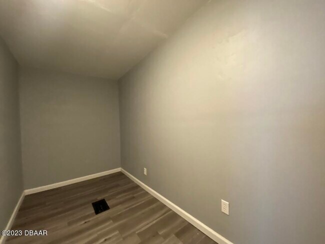 Building Photo - 215 N Oleander Ave