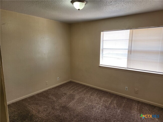 Building Photo - 908 Ticonderoga Dr