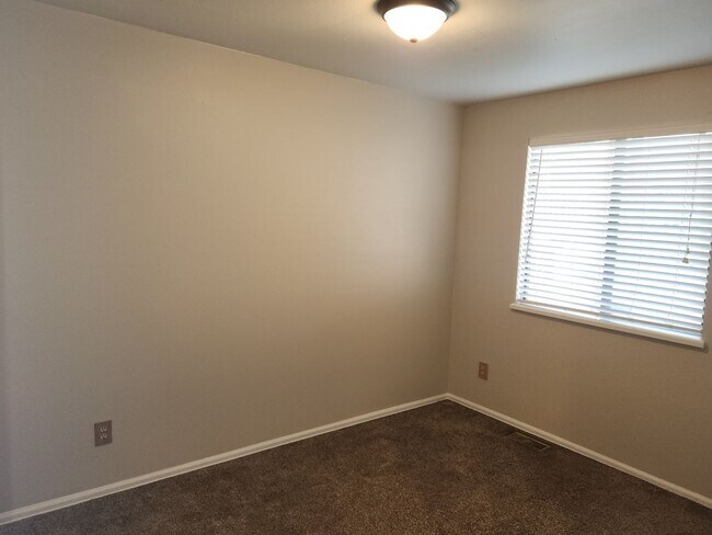 Building Photo - Academy and Vickers--Ranch Style Townhome!