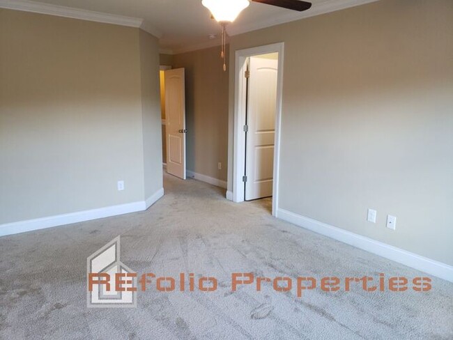 Building Photo - Lovely 3 Story 3 Bedroom 3.5 Bath 1 Car-Ga...