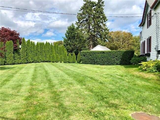 Building Photo - 673 Aquidneck Ave