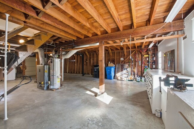 Building Photo - 347 Staples Ave