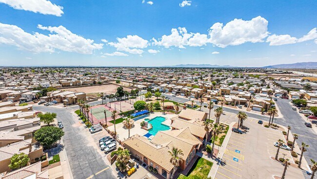 Building Photo - Beautiful 3 bed-2 baths with Casa Club/Gym...