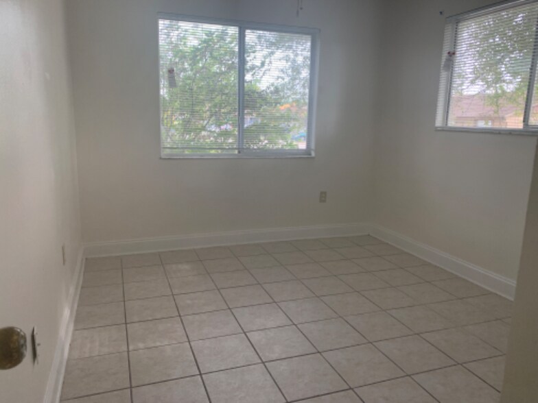 Building Photo - 5898 Sagunto St