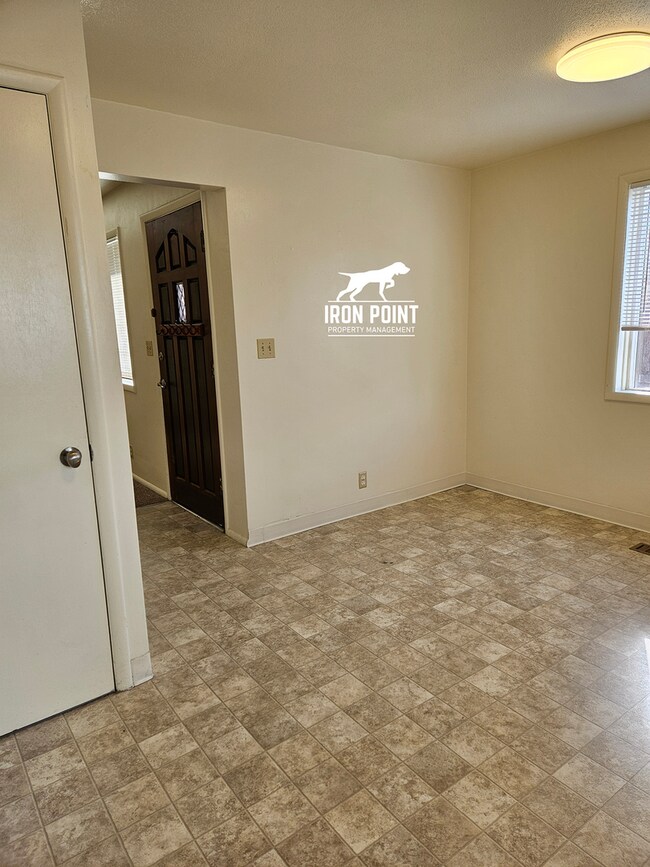 Building Photo - North Boise Duplex w/2 beds, 1bath, W/D, and Covered Parking