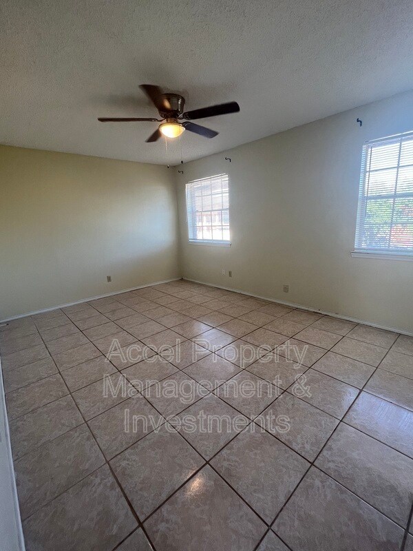 Building Photo - 2133 Kerria Ave
