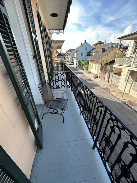 Balcony view (river) - 821 Barracks St